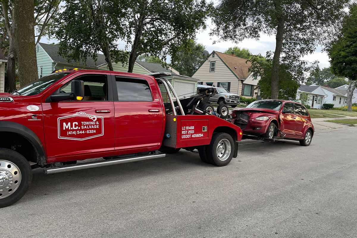 M.C. Towing & Salvage | We buy Milwaukee’s junk cars for cash—no title needed! Call us for your free, 60-second quote.